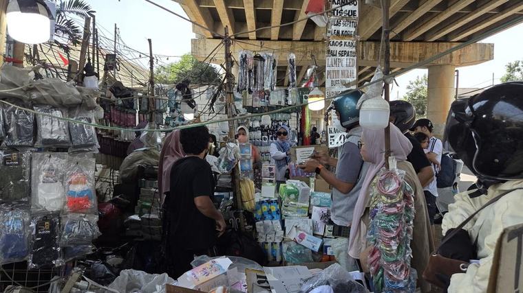 Abu Anak Krakatau Sampai Jakarta, Warga Berburu Masker di Kolong Tol Andara