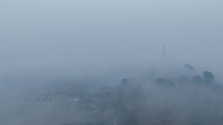 FOTO: Wajah Tak Sehat Udara Palembang Terbekap Kabut Asap Karhutla