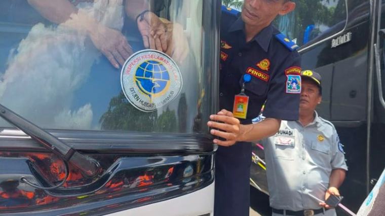 Lihat Stiker Ini Nempel di Bus? Jangan Naik Ya, Pokoknya Jangan!