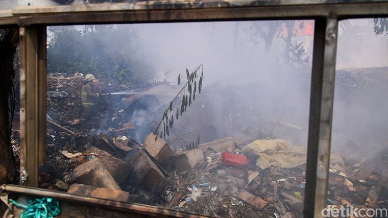 Kebakaran Tumpukan Sampah, Petugas Berjuang Padamkan Api