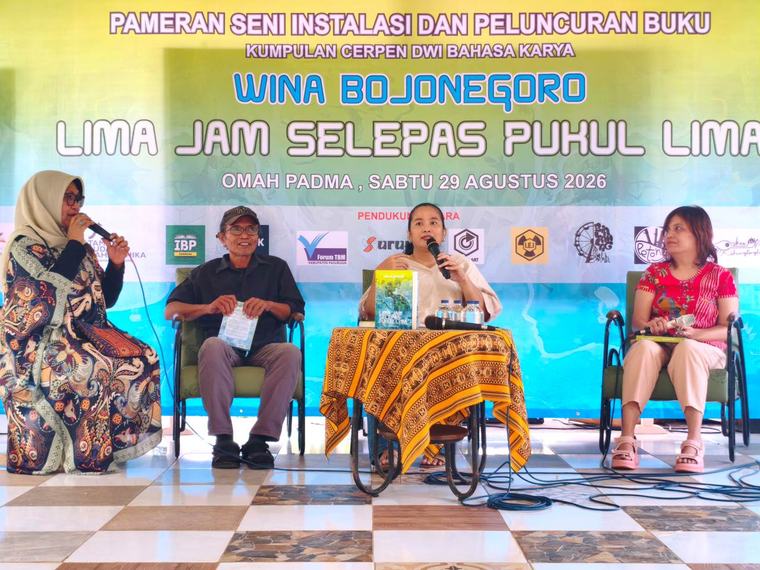 Pameran Instalasi Iringi Peluncuran Buku Dwi Bahasa Wina Bojonegoro, Lima Jam Selepas Pukul Lima