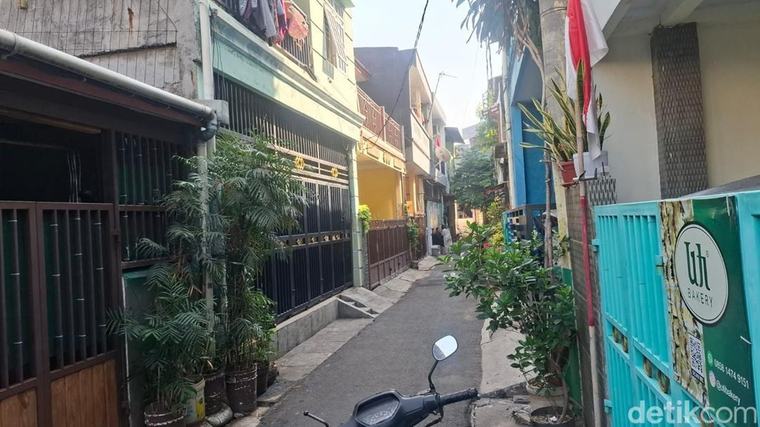 Erupsi Anak Krakatau, Warga di Jakbar Kaget Tiba-tiba Rumah Banyak Debu