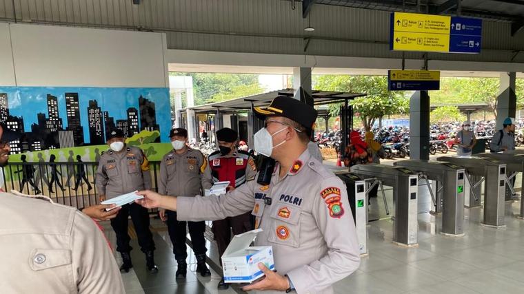 Polisi Keliling Stasiun Jurangmangu Bagikan Masker Antisipasi Abu Vulkanik
