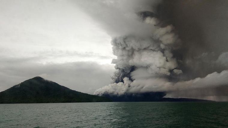 BRIN Sebut Asap Tebal Gunung Anak Krakatau Bisa ke Berbagai Negara