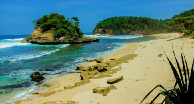 Pesona Pantai Jonggring Saloka, Malang Selatan: Ada Watu Ngebros, Sensasi Gebyuran dan Pantai Hitam Putih