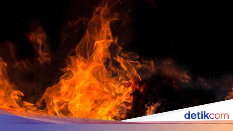 Lapak di Joglo Jakbar Terbakar, 22 Unit Mobil Pemadam Dikerahkan