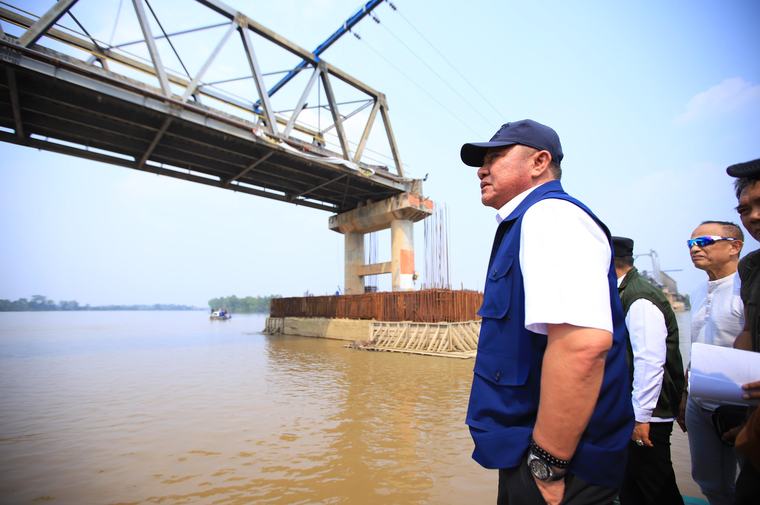 Kesal Progres Jembatan P6 Lalan Lambat, Herman Deru Minta Jadwal Pekerjaan Dipasang Terbuka