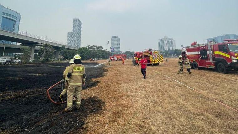 Lapangan Bola di Gatsu Pancoran Terbakar gara-gara Puntung Rokok