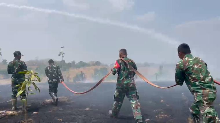 Gercep, Yonif TP 889/GW Jinakkan Karhutla di Blok Cipondoh Indramayu