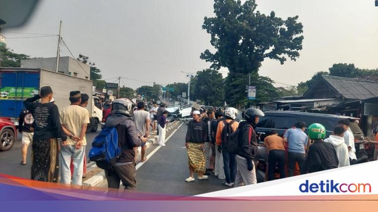 Detik-detik Kecelakaan Beruntun di Jakbar hingga Ada Korban Tergeletak