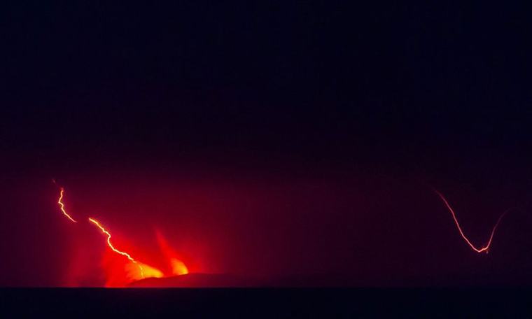 Petir Muncul saat Gunung Anak Krakatau Erupsi, ini Penjelasan PVMBG