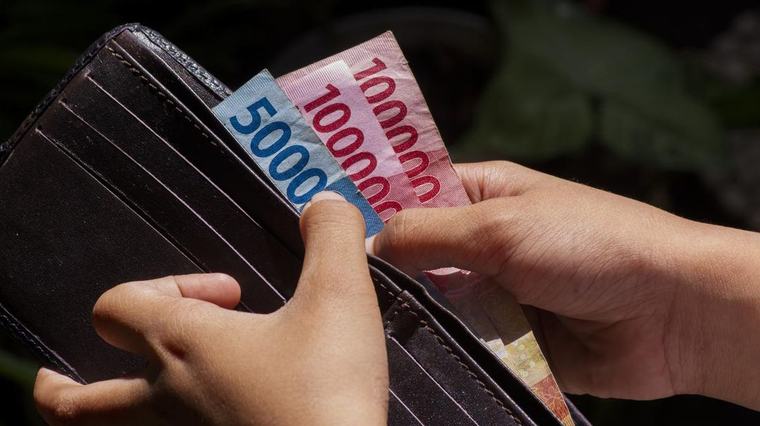 Harga Meroket Tapi Gaji Mandek, Ini Pengeluaran yang Perlu Dipangkas?