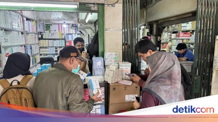 Abu Anak Krakatau Sampai Jakarta, Penjualan Masker di Pasar Pramuka Melonjak