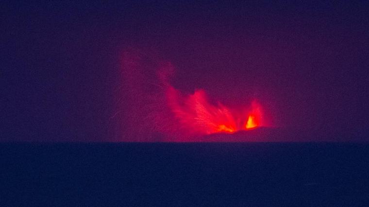 Masih Erupsi, Badan Geologi Ungkap Potensi Bahaya Gunung Anak Krakatau