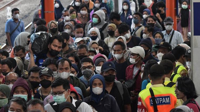 KAI Imbau Penumpang KRL Pakai Masker Imbas Erupsi Gunung Anak Krakatau