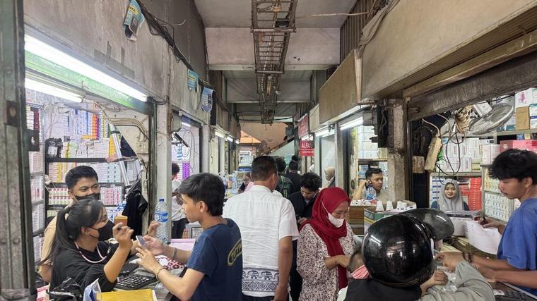 Cuan Pedagang Pasar Pramuka Jual Ratusan Boks Masker Imbas Abu Vulkanik