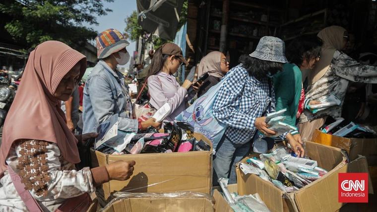 FOTO: Antusias Warga Membeli Masker Antisipasi Sebaran Abu Vulkanik