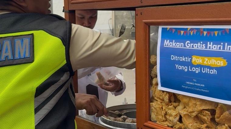 Zulhas Borong Dagangan 19 UMKM, Pedagang: Alhamdulillah Senang Sekali
