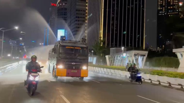 Atasi Debu Vulkanik Anak Krakatau, Polda Metro Semprot Air di Jalanan