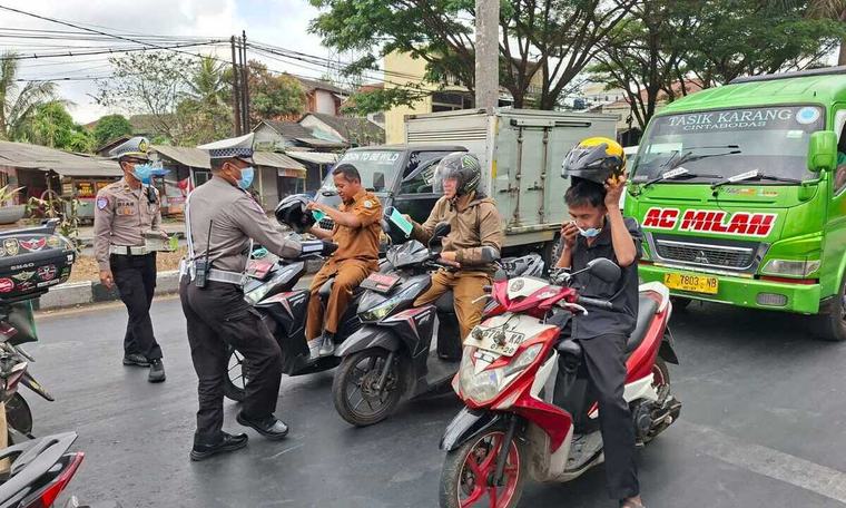 Meski Tipis, Abu Vulkanik Gunung Anak Krakatau Masih Dirasakan di Kota Tasikmalaya Hari Ini