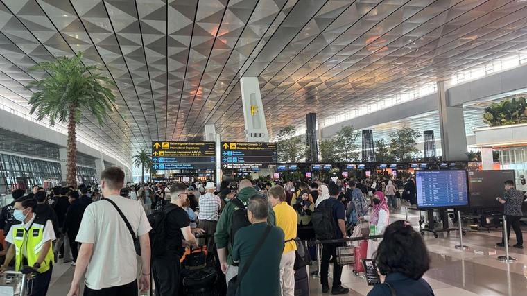 Penutupan Sementara Bandara Soetta Diperpanjang Dampak Erupsi Anak Krakatau