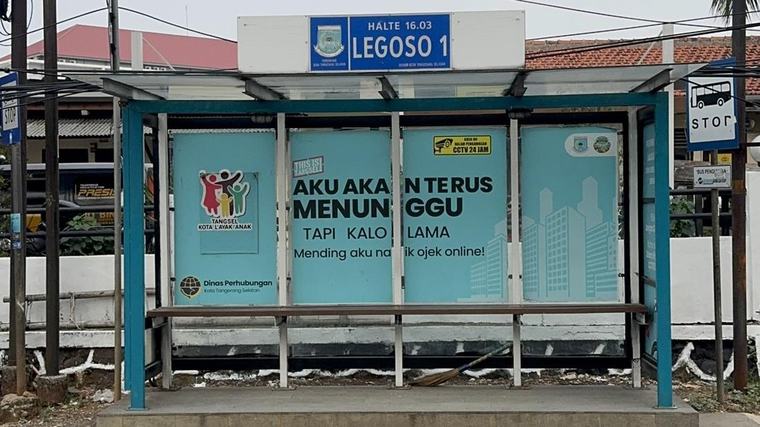 Heboh Stiker 'Mending Aku Naik Ojek Online!' di Halte Legoso 1 Tangsel