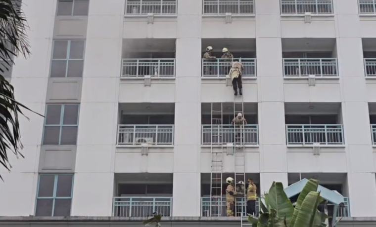 Evakuasi Penghuni Korban Kebakaran Apartemen Pavilion Jakpus Berlangsung Dramatis