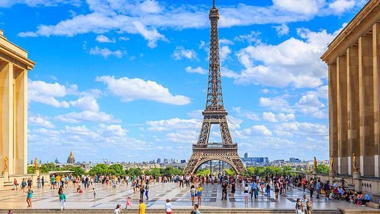 Menara Eiffel Ditutup gegara Aksi Protes Pemindahan Staf Perempuan
