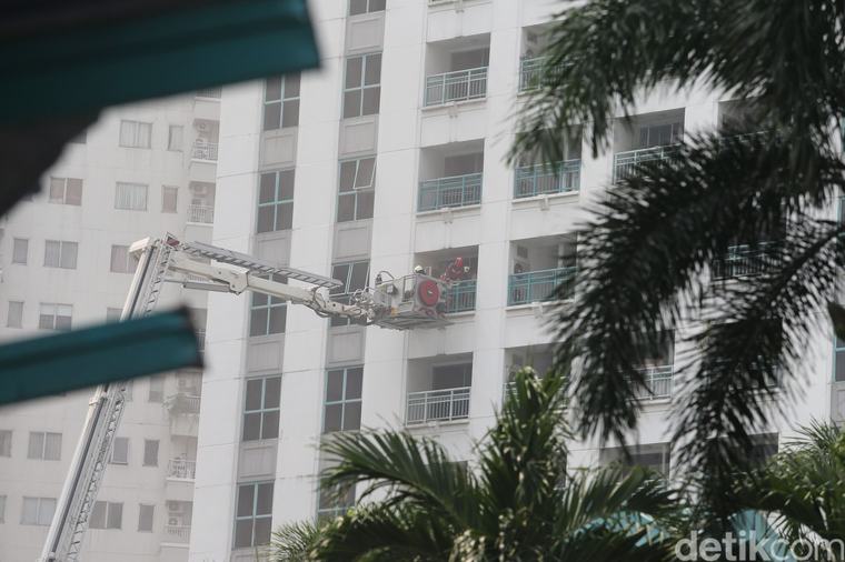 Apartemen di Tanah Abang Kebakaran, Asap Mengepul