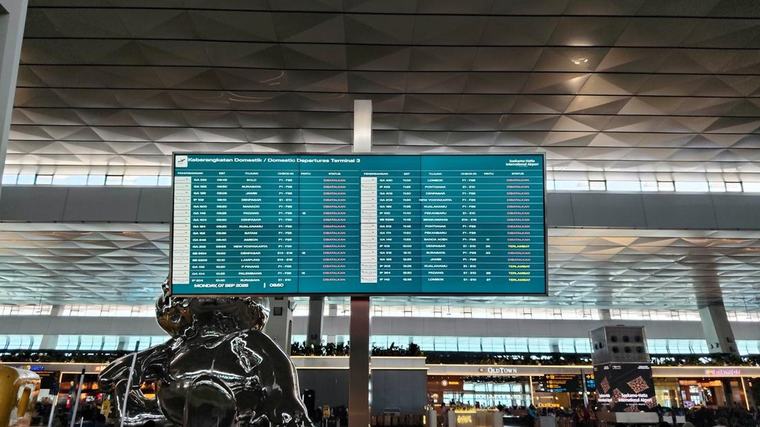 Suasana Bandara Soetta Saat Penutupan Imbas Erupsi Anak Kratakau Diperpanjang