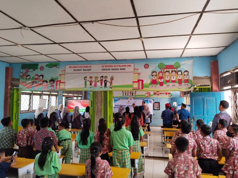 Tingkatkan Kesiapsiagaan Sejak Dini, Medco E&P Edukasi serta Simulasikan Penanganan Bahaya Api di SDN 33 Ibul