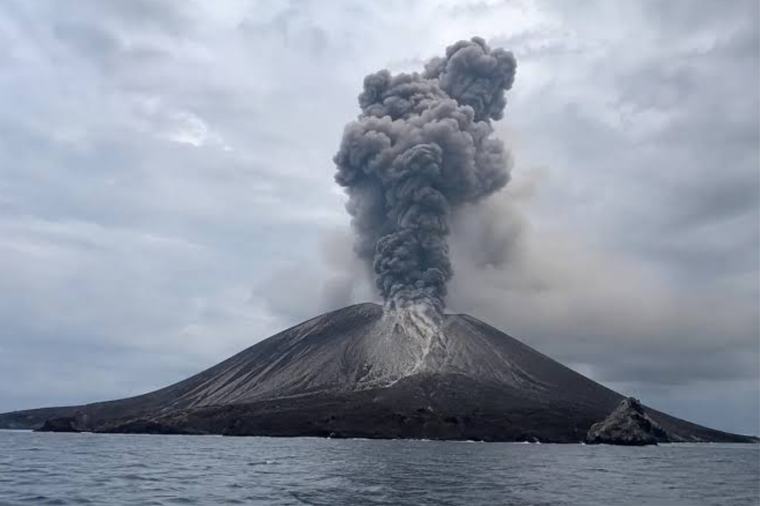 Erupsi Anak Krakatau 2026: Fenomena Panas Bertemu Air yang Bisa Mengubah Bahaya Letusan