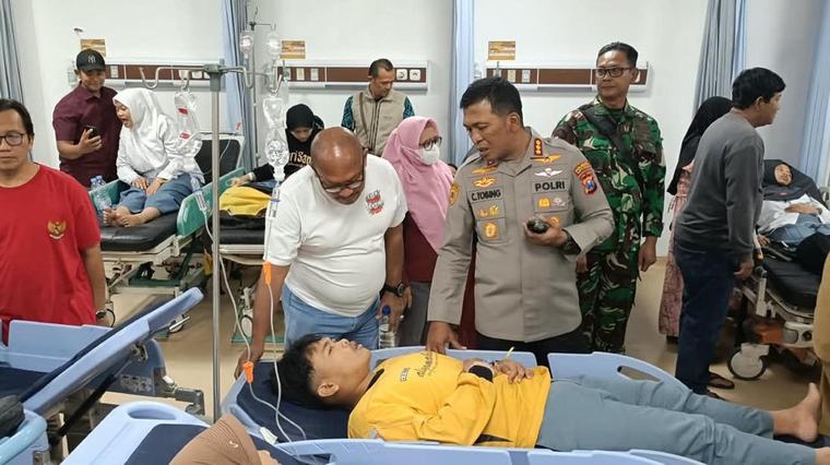 Polisi Bantu Evakuasi Ratusan Santri yang Keracunan MBG di Sidoarjo