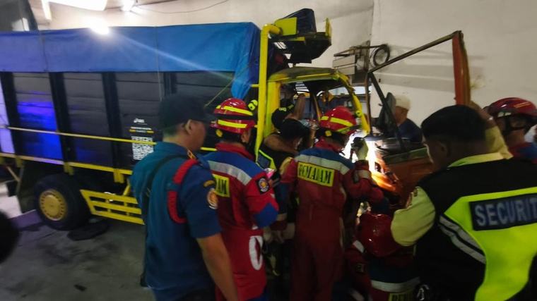 Truk Rem Blong Tabrak Tembok Mal di Tebet Jaksel, Sopir Terjepit