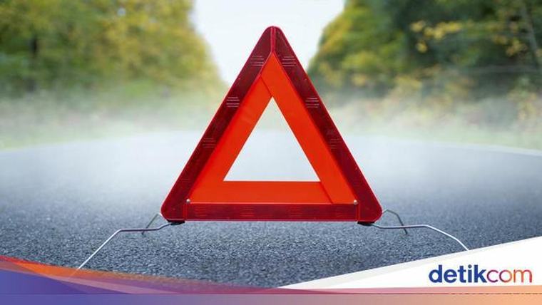 Pecah Ban, Truk Boks Oleng Lalu Terguling di Tol Jagorawi