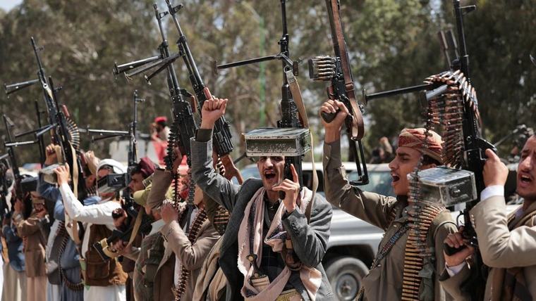 Bentrokan Sengit Houthi vs Pasukan Yaman Berlanjut, 300 Orang Tewas