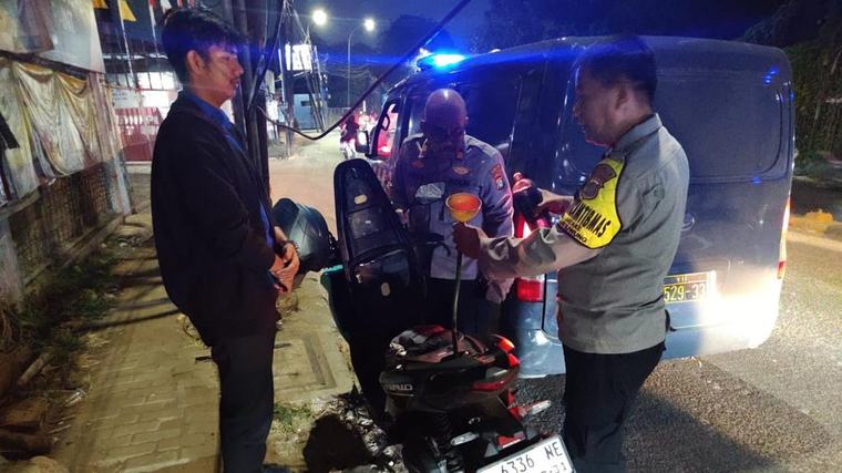 Bensin Habis dan Tak Punya Uang Pulang, Warga Minta Bantuan Polisi via 110