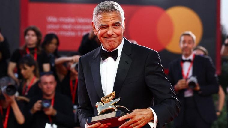 FOTO: George Clooney Terima Lifetime Achievement Venice Film Festival