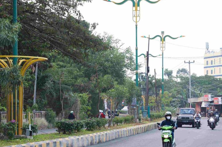 Pemkab Bekasi Lanjutkan Penataan Taman Median Jalan Inspeksi Kalimalang