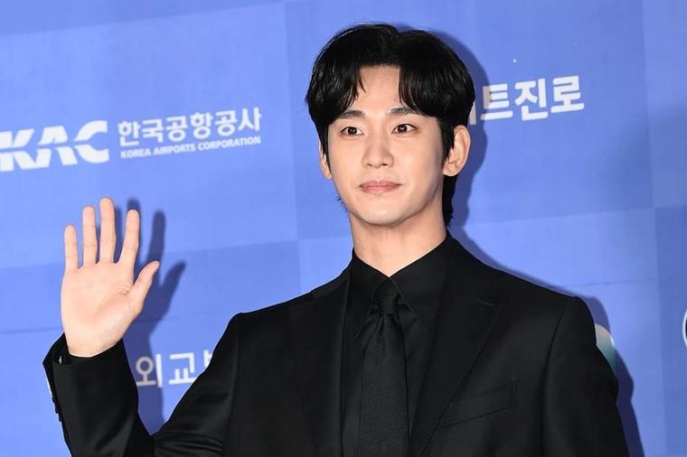 Kim Soo Hyun Masuk Lineup AAA 2026, Netizen Protes Keras