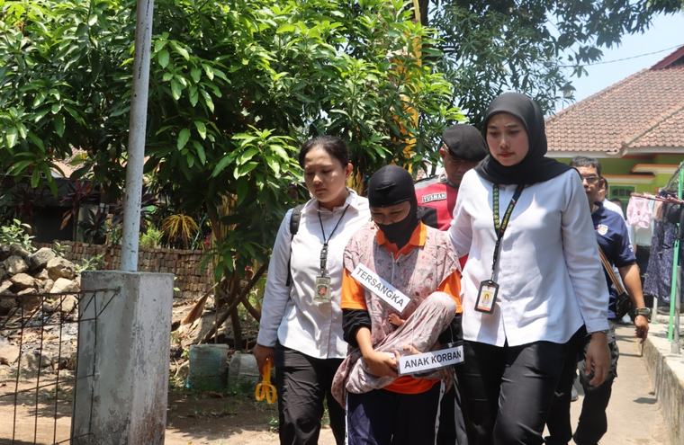 Rekonstruksi Kasus Pembuangan Bayi di Kuningan, 45 Adegan Ungkap Detik-detik Tragis di Kamar Mandi