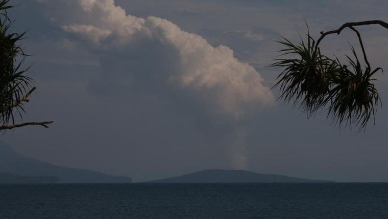 Anak Krakatau Semburkan Lava, Warga Diimbau Jauhi Radius 3 Km
