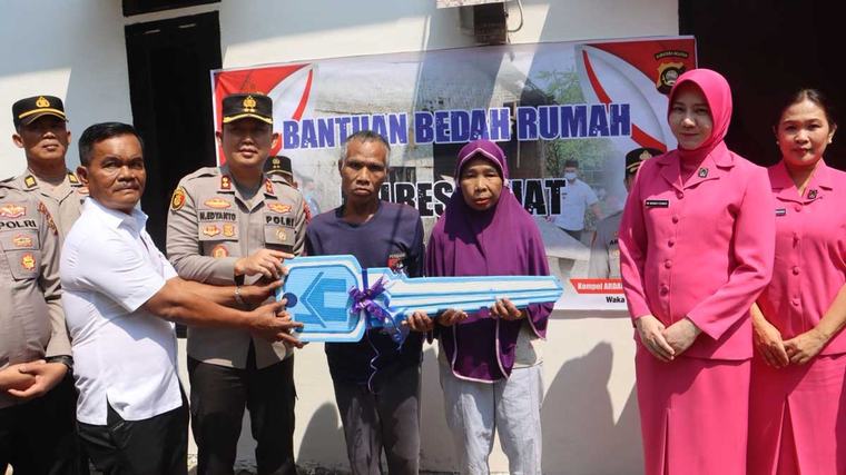 Kapolres AKBP Novi Edyanto Serahkan Kunci Rumah Hasil Program Bedah Rumah
