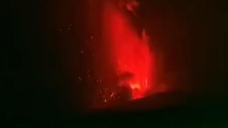 Penampakan Lava Fountain Menjulang Tinggi dari Erupsi Anak Krakatau