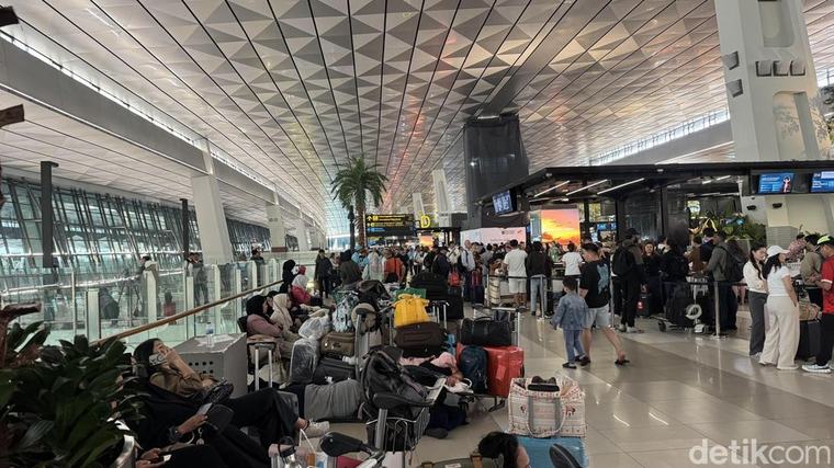 Penerbangan di Bandara Soetta Ditutup Sementara, Warga Cari Tiket Kereta-Bus