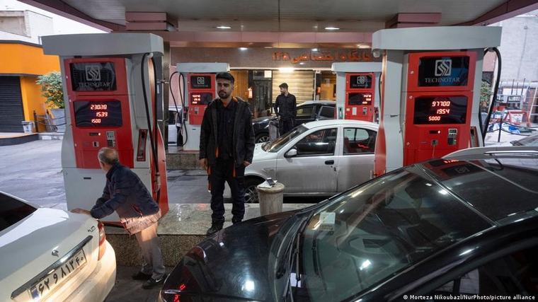 Terjepit Sanksi AS Bikin Harga Bensin Iran Melejit
