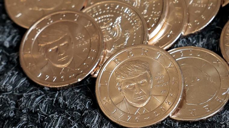 FOTO: Koin US$ 1 Bergambar Trump Ludes Terjual di Hari Rilis