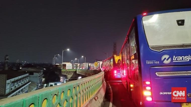 Layanan Transjakarta Rute 'Jalur Langit' Terganggu Imbas Truk Mogok
