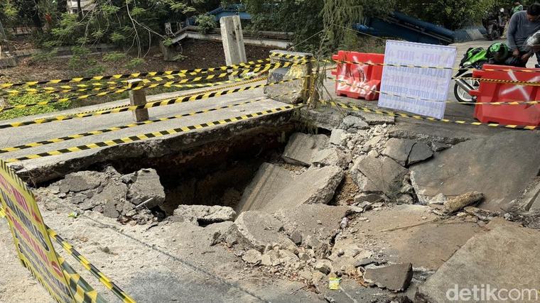 Jalan di Duren Sawit Jaktim Amblas Usai Dilintasi Truk Muatan Pasir