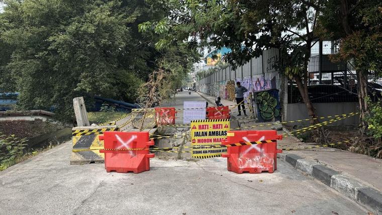 Pemilik Truk Pasir Bakal Perbaiki Jalan di Duren Sawit Jaktim yang Amblas